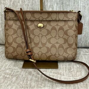 ✨💎COACH💎✨Peyton Crossbody in coated canvas.